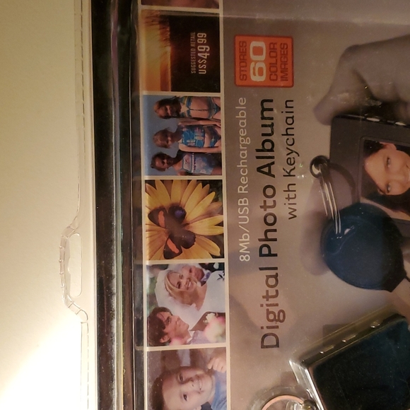 RECHARGEABLE DIGITAL PHOTO ALBUM W/ KEYCHAIN - Picture 5 of 8